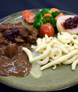 Wildragout mit Spätzle, Gemüse, Preisbeeren